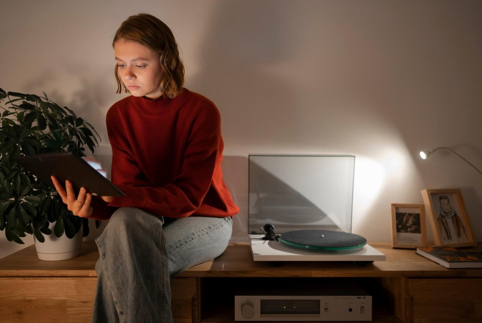 Teilnehmer arbeiten gemeinsam an Finanzplanungsübungen in entspannter Lernumgebung