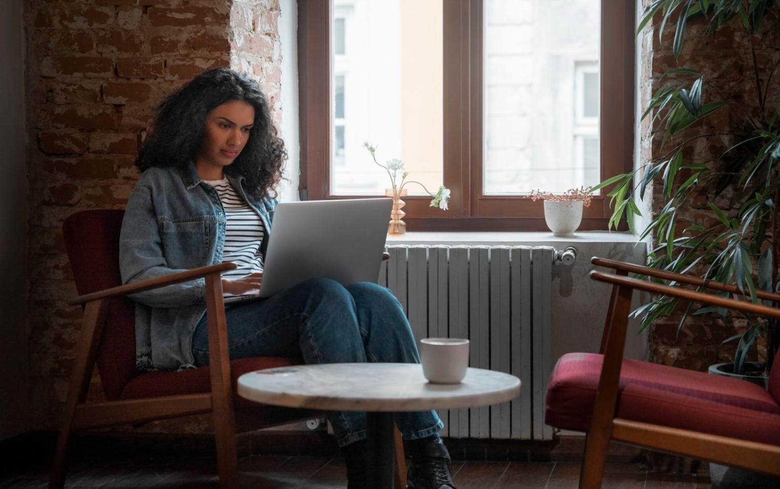 Person plant Budget am Schreibtisch